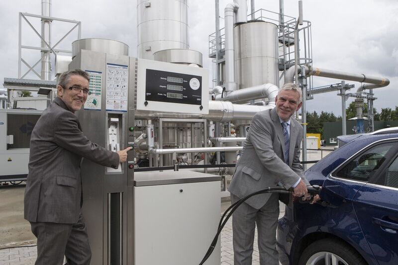 Jochen Flasbarth tankt gleich mal einen Audi A3 G-tron mit dem synthetischen Kraftstoff aus Wasserstoff und Methan. (Bild: Audi)