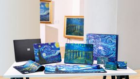 MSI bietet das Prestige 14 Flip AI+ Vincent van Gogh Edition D3M in zwei Varianten an, die sich an unterschiedlichen Kunstwerken des niederländischen Malers orientieren. Zu den Notebooks gehört im Design angepasstes Zubehör wie Mauspads, eine Funkmaus, eine Schutzhülle, ein Tastaturtuch und ein ID-Badge.   (Bild: MSI )