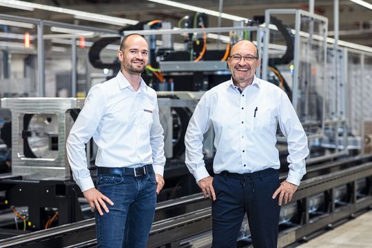 Dominik Knopp und Michael Bärstecher haben sich mit Leidenschaft dafür eingesetzt, die kraftvollen Elektromotoren mit auf den Weg zu bringen.(Bild:  Franke GmbH)