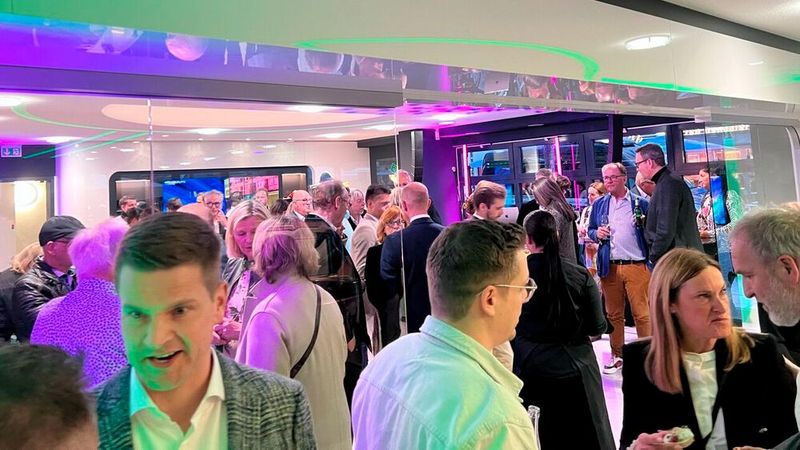 Rund 250 Gäste nahmen an der Eröffnungsfeier der Wellergarage teil. (Bild: Wellergruppe)