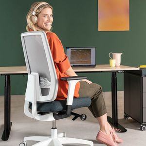 Ausgestattet mit einem punktelastischen Mikro-Taschenfederkern, wie man ihn von der bequemen Boxspringmatratze kennt, gelingt eine angenehme Gewichtsentlastung beim Sitzen, denn unangenehmer Druck auf die Unterseiten der Oberschenkel wird reduziert.(Bild:  Dauphin)