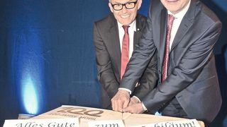 Sauberer Schnitt: Michael Ziegler (Kfz-Gewerbe Baden-Württemberg) und Hermann Frohnhaus (BDK) mit der Feiertorte. (Zietz/»kfz-betrieb«)