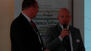 Johan Leinders (re.), Produktmanger bei Shimadzu, präsentierte anlasslich der Analytica-Pressekonferenz des Unternehmens das neue Infrarot-Mikroskop AIM-9000 (LABORPRAXIS)
