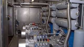 Je nach gewünschter Betankungsleistung komprimieren bis zu vier Verdichter das Erdgas in mehreren Stufen auf die benötigten 280 bar (Archiv: Vogel Business Media)