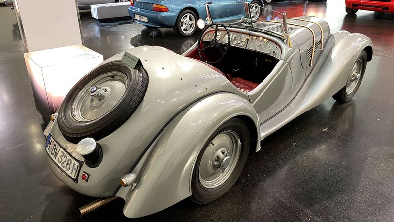 Auch das Fahrspaßkonzept der BMW 328 aus den 1930er Jahren inspirierte die Entwicklung des BMW Z3 (im Hintergrund). Beide Sportwagen zählen zu den Highlights im BMW-Museum in München. (Bild: autodrom)