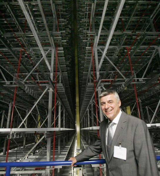 Alois Strott, Vorsitzender der Geschäftsführung von Infraserv Logistics, gewährte bei der Inbetriebnahme einen Blick in die 41 Meter hohen, 45 Meter breiten und 135 Meter langen Hochregallagerhallen.  (Bild: Infraserv Höchst)