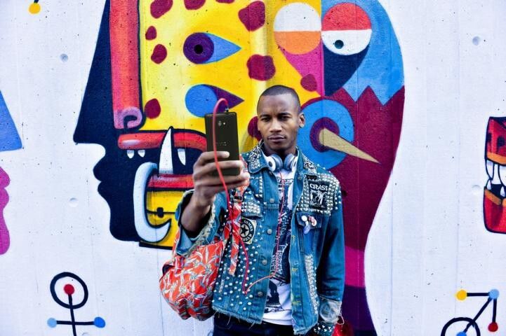 Im Windows Phone von HTC arbeiten zwei Kameras, eine mit acht und eine mit 1,2 Megapixel (Bild: HTC)