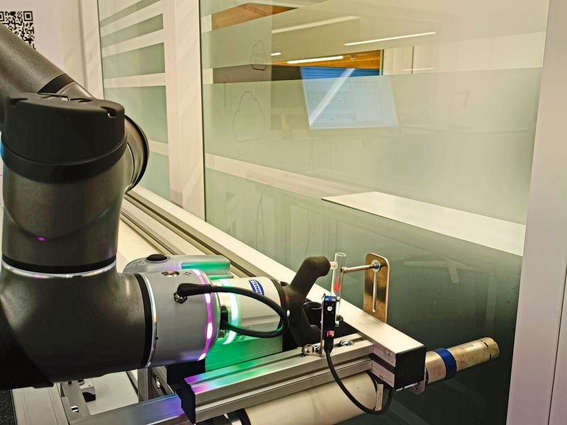 Le manipulateur prélève délicatement l'éprouvette à l'aide de ses ventouses. (Source : Klaus Vollrath)