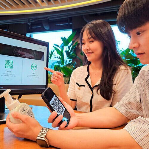 SK Geo Centric members are checking the plastic information of a product using the blockchain-based recycled plastic material history management platform.