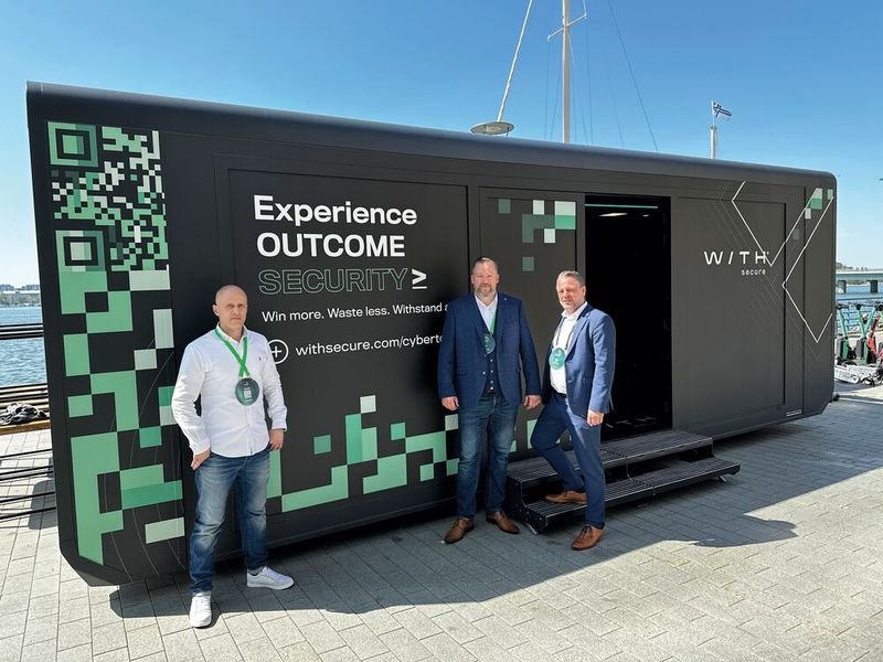 (v. l.) Gerrit Kessler, Thomas Tyroff (THOLD-IT) und Daniel Knist (WithSecure) begutachten den Truck, der seit dem 25. Mai auf Deutschland Tour ist. (Bild: Vogel IT-Medien )