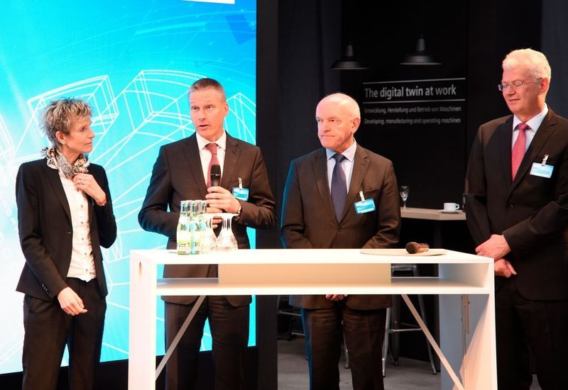 Birgit Steinborn, Vorsitzende des Gesamtbetriebsrats, diskutierte mit Dr. Jan Mrosik, Landrat Thomas Habermann und Dr. Wolfgang Heuring. (Stefanie Michel)