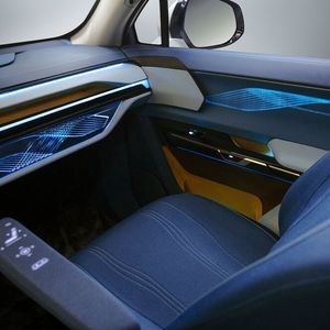 Die Lichteffekte setzen sich im Innenraum fort. Auch hier hat die Konzeptstudie „XiM21“ lichtdurchlässige Oberflächen. Die Bedienelemente auf der Armlehne...(Bild:  Yanfeng)