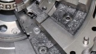 Reibbeläge in einer LuK-Doppelkupplung: Der Schaeffler-Konzern hat den Belaghersteller Raybestos übernommen.  (Foto: Schaeffler)