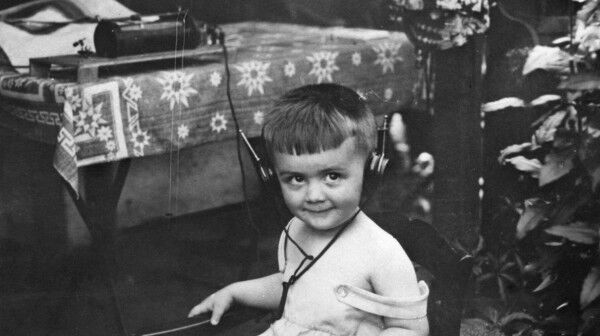 Ein kleiner Jungen mit Kopfhörern (Museumsstiftung Post und Telekommunikation)
