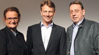 Wechsel an der Spitze des Renault- und Dacia-Partnerverbands: (scheidende Präsidentin) Sylke Eßer-Bruß, Uwe Hochgeschurtz (Renault-Deutschland-Chef; Mitte) und Hans-Werner Hauth (neuer Präsident). (Baeuchle/»kfz-betrieb«)