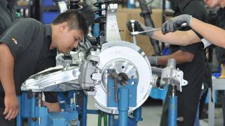 Die Mitarbeiter am neuen Standort in Kulim montieren Achsensets für BMW- und Mini-Modellreihen. (Foto: ZF)