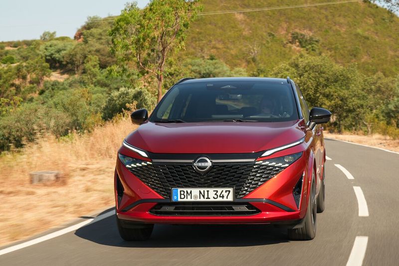 Der Kühlergrill wurde in dreieckiger Form komplett neugestaltet, seine Schuppen-Struktur aus vielen kleinen Dreiecks-Elementen soll an die Ritterrüstung antiker japanischer Kämpfer erinnern. (Bild: Nissan)