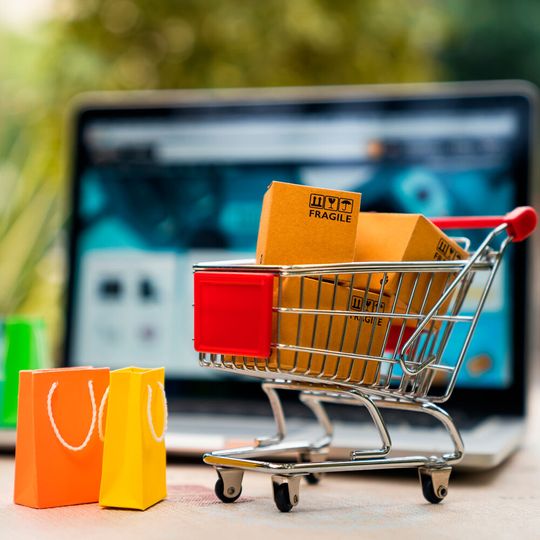 Online-Shops unter Adobe Commerce werden aktuell vermehrt über eine Schwachstelle namens CosmicSting angegriffen.(Bild:  Mymemo - stock.adobe.com)