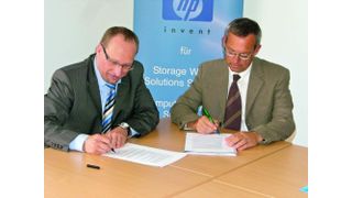 Wolfgang Klein (links) unterzeichnet gemeinsam mit dem Schulleiter des Gymnasiums Rosenfeld Peter Hilt die Kooperationsvereinbarung für das Projekt »Wirtschaft macht Schule«. (Archiv: Vogel Business Media)