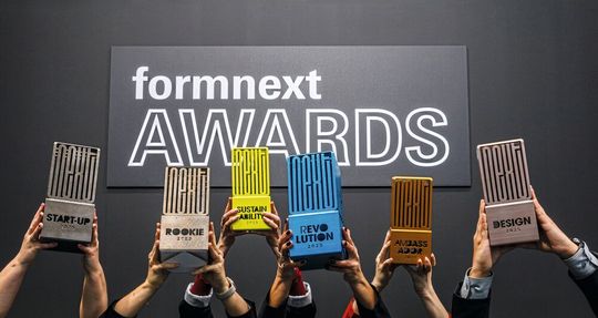 So sehen die Awards aus, die die Mesago Messe Frankfurt im Rahmen der Formnext vergeben wird. Es handelt sich, wie man sieht, um sechs Kategorien, für die jetzt jeweils mindestens drei Finalisten feststehen. Lesen Sie hier, wer die jeweilige Jury von sich überzeugen konnte ...(Bild:  Mesago / M. Jacquemin)