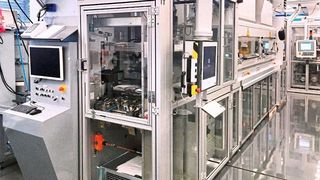 Daimler Truck arbeitet mit Hochdruck an der Serienproduktion von Brennstoffzellen. Hier ein Blck auf die derzeitig genutzte Beschichtungsanlage für die neuen Stromlieferanten. (Daimler)