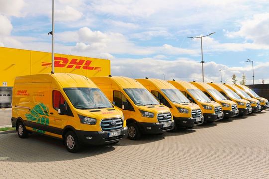 Zu teuer! Vor Kurzem hieß es für Angestellte der Post noch, dass sie mehr Geld bekommen. Jetzt verkündet die Deutsche Post, dass im Bereich DHL ein massiver Stellenabbau geplant ist ...(Bild:  DHL)