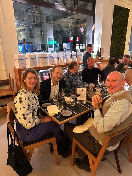 Robert Luft (Axians), Linda Reindl (Upcycling Fashion Desing) und Rainer Schulz-Ehrcke (r., Deutsche Telekom) haben einen sehr lustigen Abend. (Bild: Vogel IT-Medien GmbH)