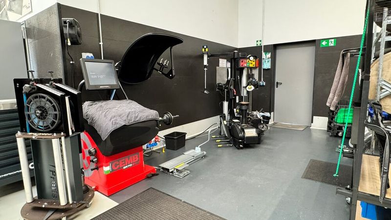 Im Reifenbereich stehen moderne Wucht- und Montiermaschinen für professionellen Service bereit. (Bild: Schreiner – VCG)