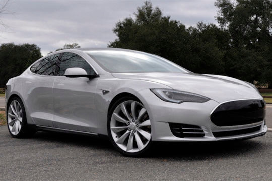Tesla S: Für das Model S hat Tesla erstmals Fahrwerk und Karosserie selbst entwickelt. (Tesla)