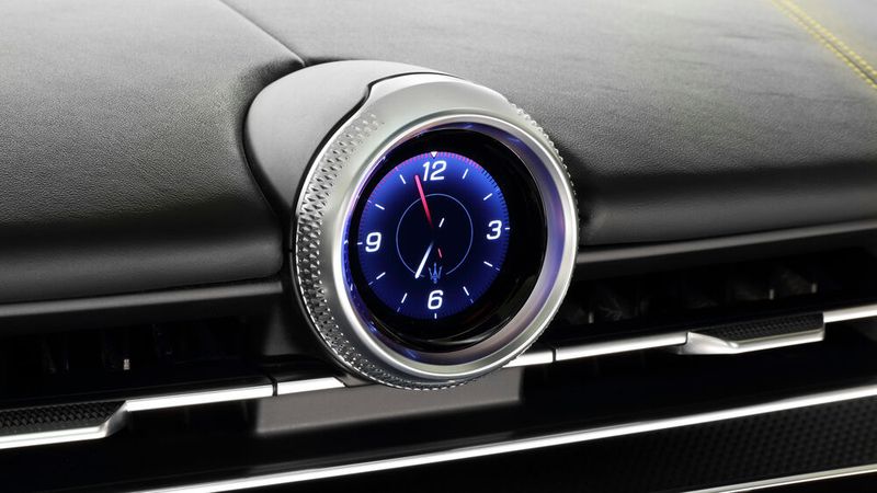 Mittig im Armaturenbrett gibt es eine kleine Uhr, die ebenfalls von einem Display dargestellt wird. (Bild: Maserati)