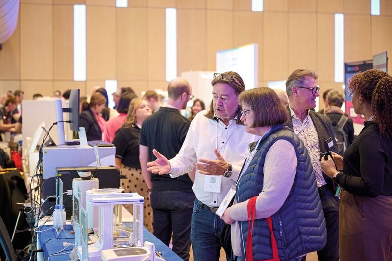 Und so sieht das Ganze aus der Nähe aus. Viele Leute, und viel Interesse an neuen Laborgeräten. Um den Wissensdurst zu stillen, sind die Aussteller natürlich bestens vorbereitet und immer zum Gespräch bereit.    Mehr Infos zu den kommenden LAB-SUPPLY-Messen finden Sie auf www.lab-supply.info (Bild: EYE AM CHRIS)