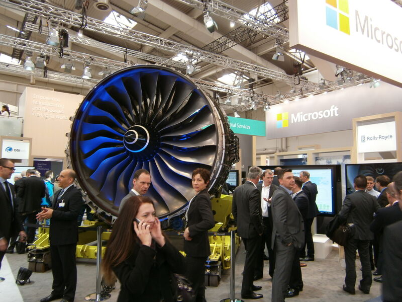 Am Messestand von Microsoft dominiert dieses gigantische Flugzeugtriebwerk den Auftritt des Software-Spezialisten. (Königsreuther)