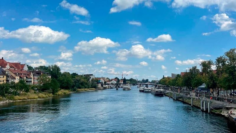 Blick von der Eisernen Brücke in Regensburg. Hier war die Redaktion von DataCenter-Insider erst kürzlich zu Besuch, um den Standort des geplanten 300-MW-Rechenzentrums zu sehen.(Bild:  Paula Breukel)