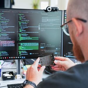 Hardware und Software wachsen zunehmend zu Gesamtsystemen zusammen. Bei Cicor werden Entwicklungsanforderungen früh mit Blick auf die spätere Umsetzung betrachtet. (Bild:  Cicor Group)