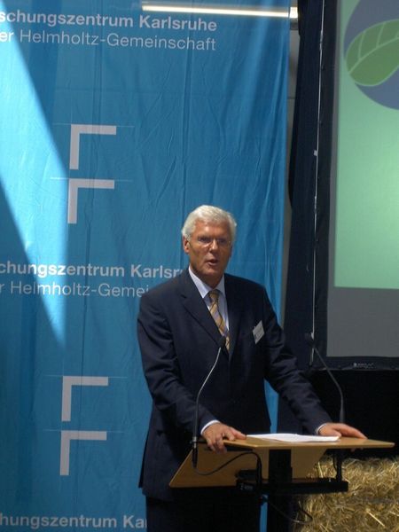 Dr. Peter Fritz, Mitglied des Vorstandes des Forschungszentrum Karlsruhe: „Wir erzeugen hier Designer Fuels, die allen Ansprüchen der Automobilindustrie gerecht werden.“ (Archiv: Vogel Business Media)