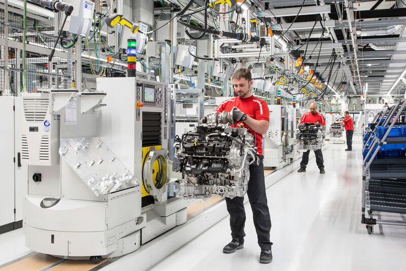 Die Fabrik umfasst rund 10.000 Quadratmeter Gebäude-Grundfläche. Bei voller Auslastung ... (Porsche)