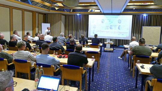 Bei den diesjährigen fünf Regionaltagungen wurden die First-Stop-Partner über aktuelle Bausteine informiert. Die nächste Jahrestagung ist für Februar 2024 geplant. (Bild:  First-Stop)