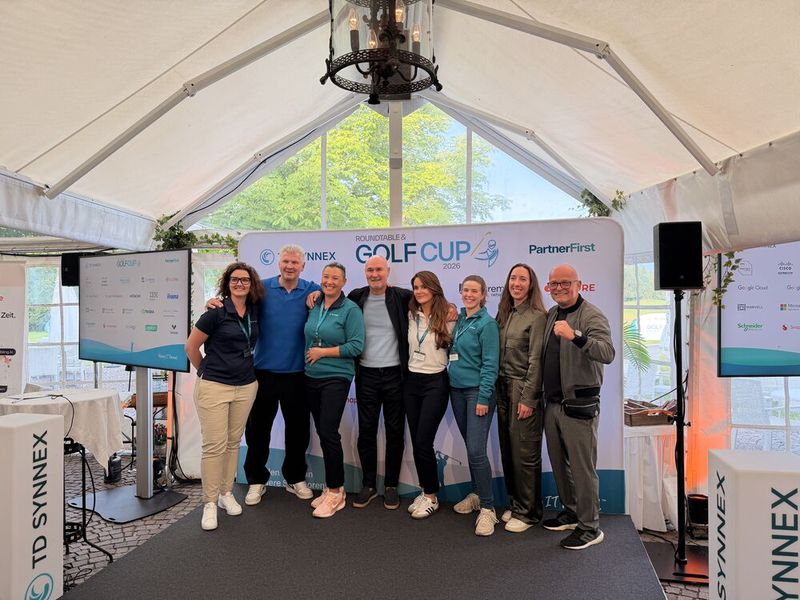 Das TD SYNNEX Marketing Team möchte auch ein Foto mit den Sportlern, (v. l.) Christin Gerstner, Luise Österreicher, Denise Walther und Hannah Stark. (Bild: Vogel IT-Medien)
