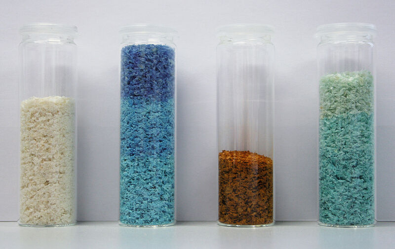 So geht's auch: Abtrennung von Schwermetallen mit Chitosan als Flockungsmittel: links reine Chitosanflocken, daneben Chitosanflocken mit gebundenem Kupfer (blau), Eisen (rot) und Nickel (grün). (Bild: IPF Dresden/M. Mende)