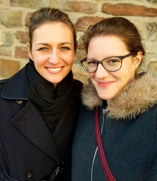 Vor ein paar Jahren war Natalie Störtkuhl (r.) noch als Absolventin auf der Compamed unterwegs. Inzwischen hat sie längst eine Anstellung gefunden und nutzt die Messe, um gemeinsam mit ihrer Kollegin Jennifer Heilen Projekte im Bereich Kunststofftechnik zu akquirieren: Als Ingenieurinnen bei Impetus Plastics entwickeln sie Kunststoffprodukte von der Idee bis zum Serienprodukt. „Die Compamed und die Medica sind für uns ideal, um strategische Partner mit innovativen Produktideen zu treffen. Wir bringen Produktideen in Serie und übernehmen sowohl die technische Entwicklung als auch die Koordination der Projektpartner“, so Störtkuhl. (privat)