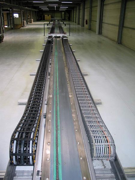Dauertestanlage von 55 m Länge zum Prüfen von hochflexiblen Schleppketten-Leitungen. Bild: Lapp (Archiv: Vogel Business Media)