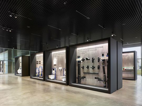 Der Ausstellungsbereich „Know-How Installed“ zeigt Lösungen und Services von Geberit für die Planung und Montage von Sanitärinstallationen. (Bild:  Roland Halbe)