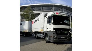 Das Transportunternehmermodell „kündbare Poolmiete“ bietet unter anderem individuell für den Kunden gestaltete Mietraten. Dafür erhält der Kunde regelmäßig gewartete Fahrzeuge in eigener Firmenfarbe. Bild: Mercedes-Benz Charterway (Archiv: Vogel Business Media)