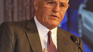 Der „Car Guy“ Bob Lutz hält viel vom Tesla Model S, aber nichts von der wirtschaftlichen Kompetenz des Autobauers. (Bild: Bob Lutz speaking in Detroit / Ed Schipul / CC BY-SA 2.0)