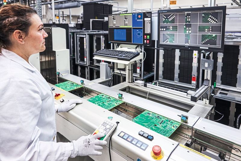 Im Kostal-Werk in Hagen werden die Leiterplatten für die Frequenzumrichter teilautomatisiert bestückt. (Bild: Kostal)