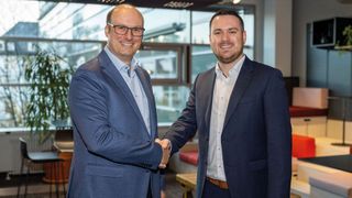 Steffen Schmidt, President & CEO von IPG Automotive (links) und Marius Reuther, CEO b-plus automotive (rechts) besiegeln die strategische Partnerschaft für eine durchgängige ADAS/AD-Validierung nach der Unterzeichnung des Memorandum of Understanding mit einem Handschlag. (Bild: IPG Automotive)