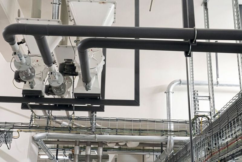 Hinter jedem Rohr steckt ein Gebläse, manche führen vom Erdgeschoss bis in den achten Stock. Die grauen Rohre liefern das Rohgas.  (Bild: Aerzen)