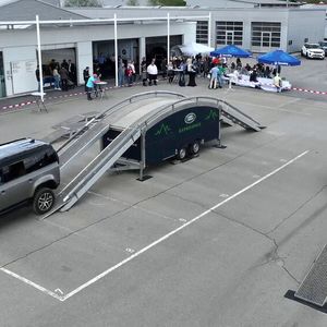 Auf einem Offroadparcours lässt sich die Geländegängigkeit der Land-Rover-Modelle testen.(Bild:  Alphartis)