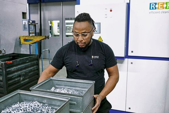 Jeden Tag laufen 450.000 Einzelteile für die Schrittmotoren durch die Produktion bei Johnson Electric in Murten, die anschließend entfettet werden müssen.(Bild:  Richard Geiss GmbH)