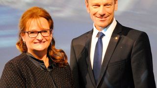 Gutes Führungs-Duo: Verbandspräsidentin Sylke Eßer-Bruß und Uwe Hochgeschurtz, Chef von Renault Deutschland.  (Baeuchle/»kfz-betrieb«)